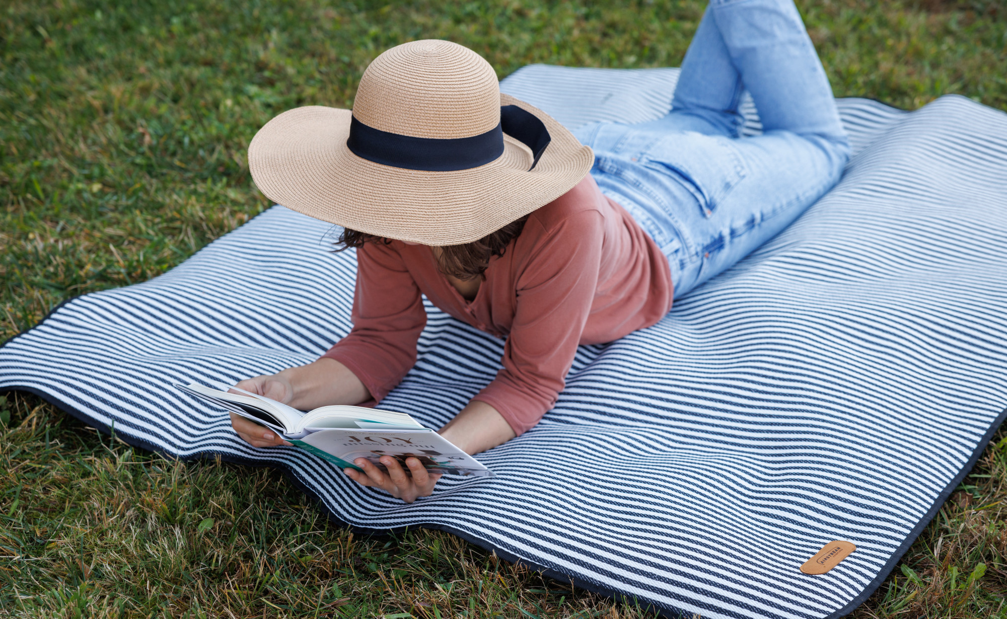 Picture of Life's a Picnic Recycled Polyester Roll-Up Blanket - Black & White Stripes
