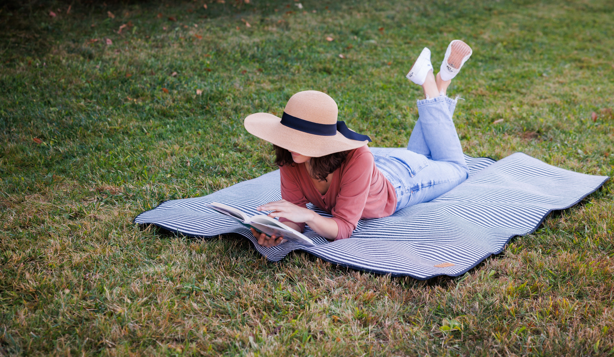 Picture of Life's a Picnic Recycled Polyester Roll-Up Blanket - Black & White Stripes