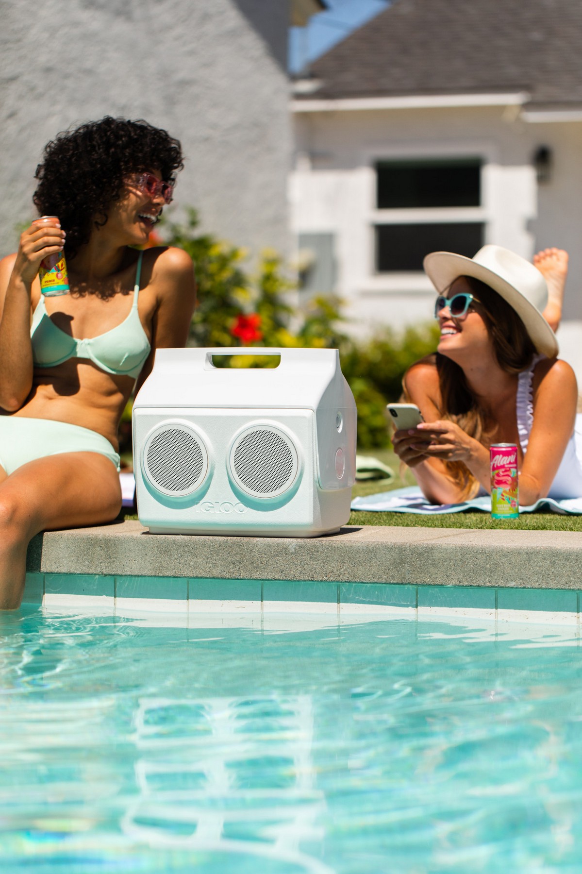 Picture of Igloo Kooltunes 14 Qt Cooler - White