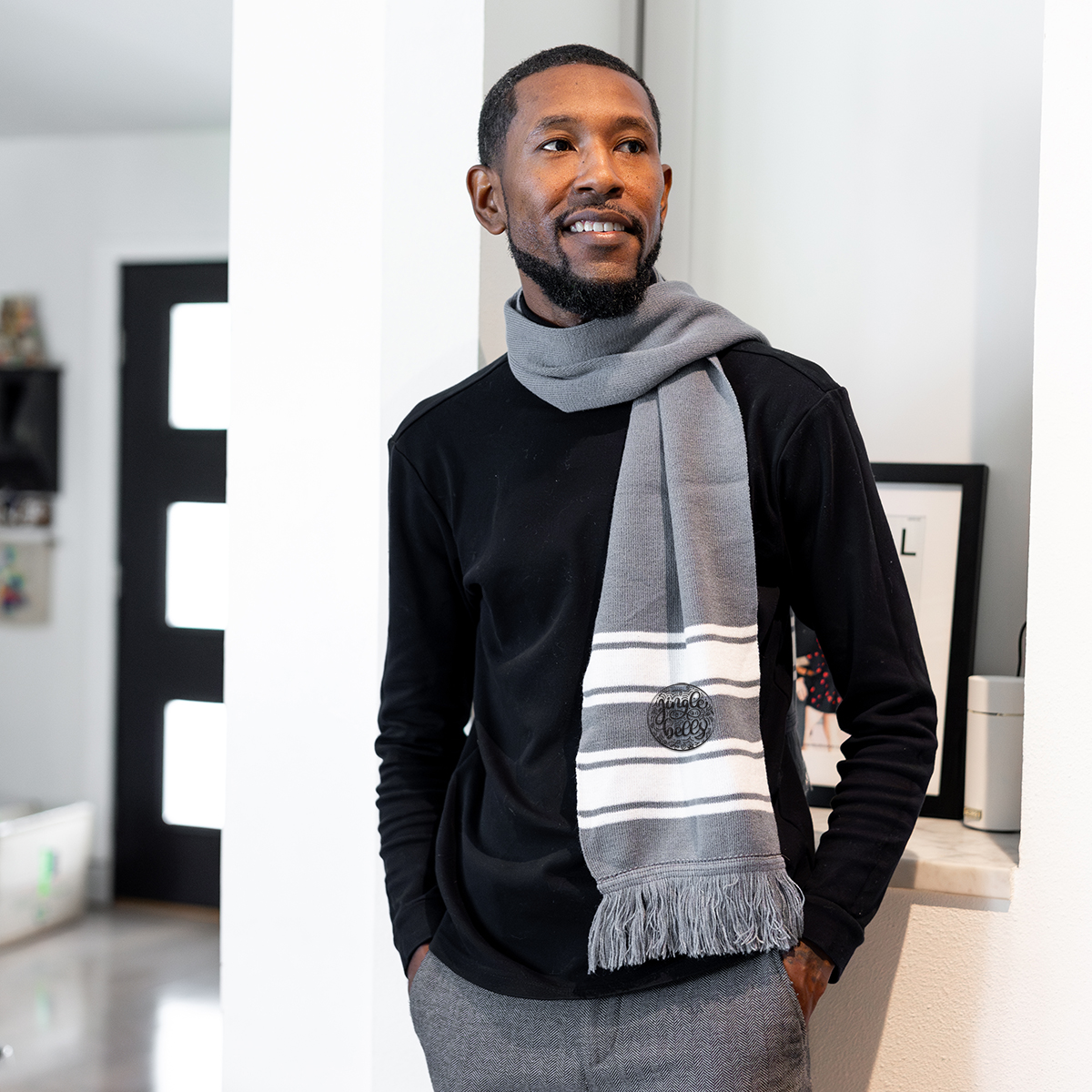 Picture of Two-tone Knit Scarf With Fringe