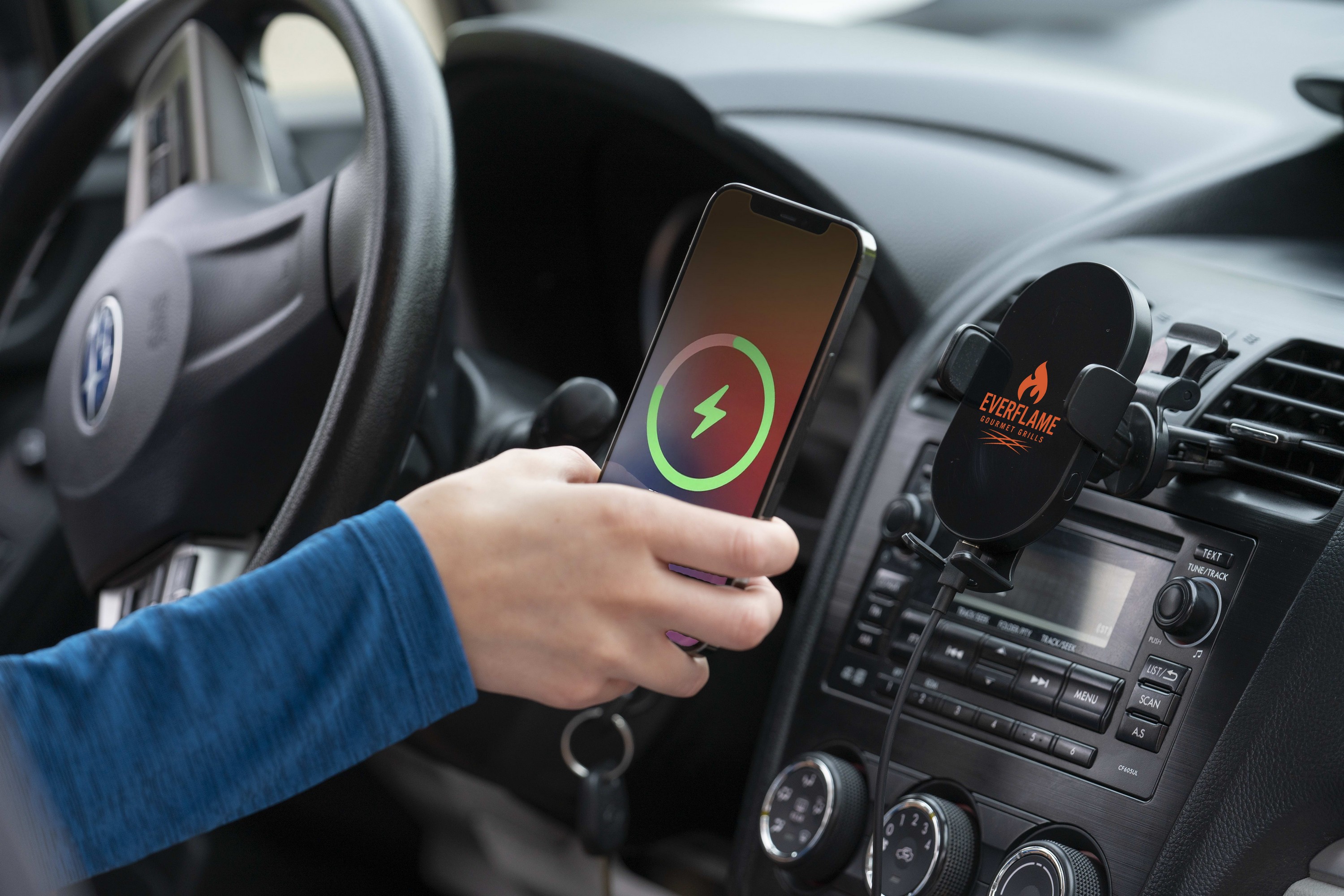 Picture of Aero Qi 15W Wireless Charging Phone Mount