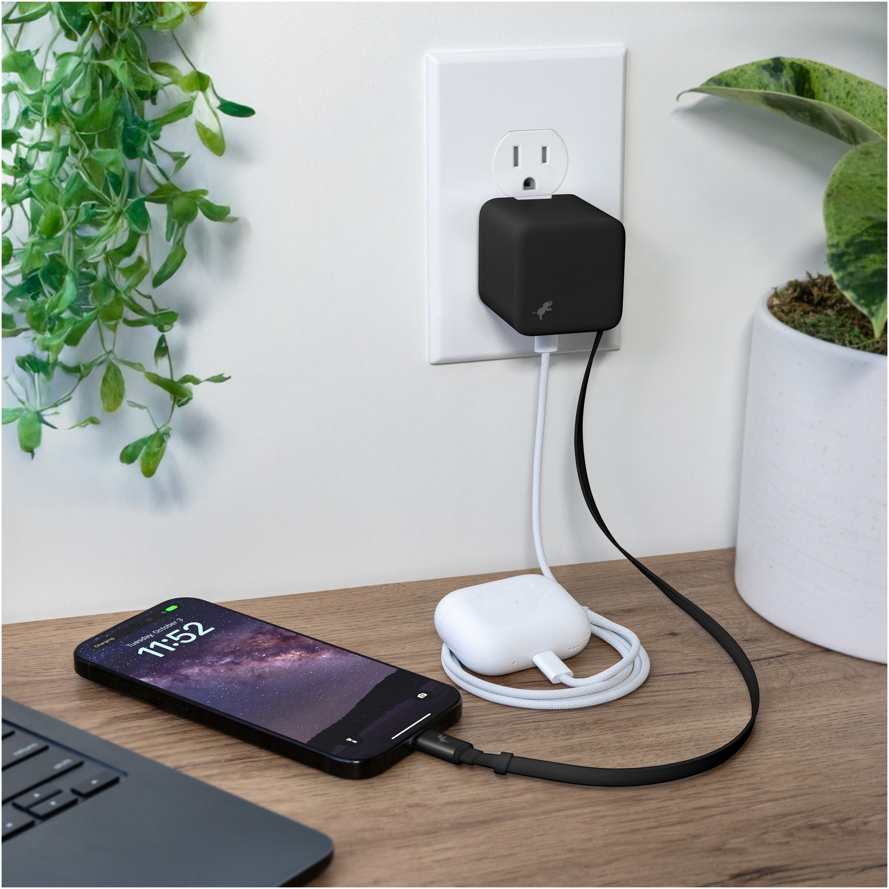 Picture of Wally Stretch 35 Wall Charger with cable