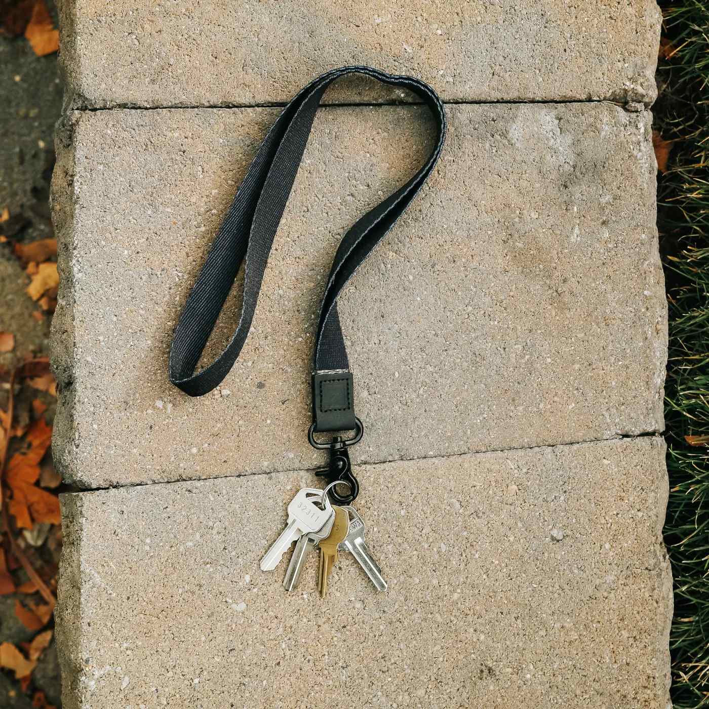 Picture of Thread Wallets Neck Lanyard
