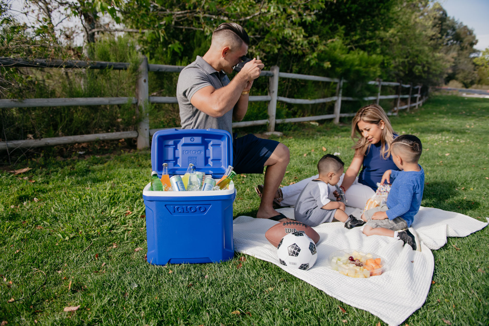 Picture of Igloo Profile II 28 Qt Roller Cooler - White-Majestic Blue