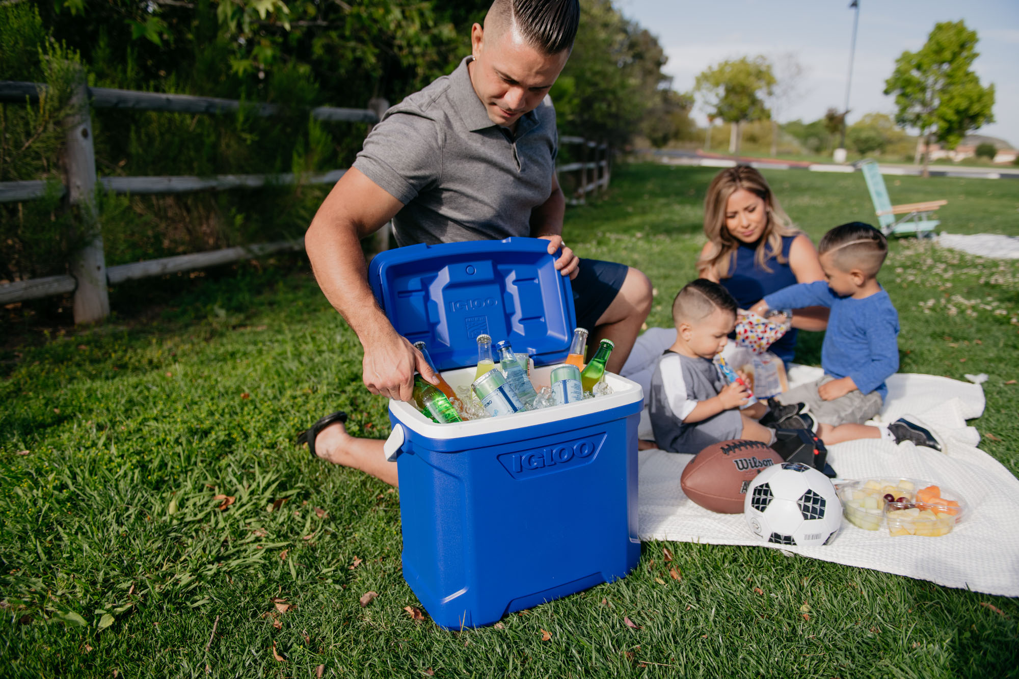 Picture of Igloo Profile II 28 Qt Roller Cooler - White-Majestic Blue