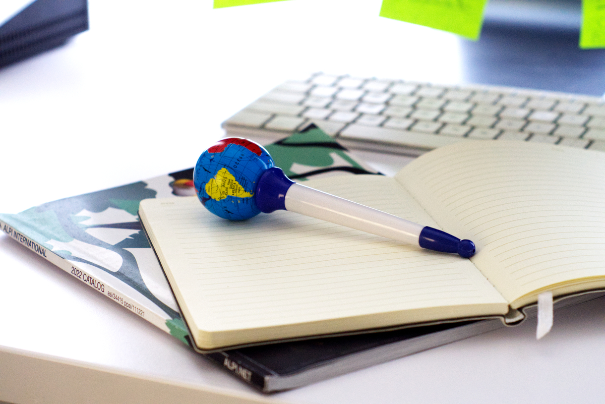 Picture of Rotating Globe Pen