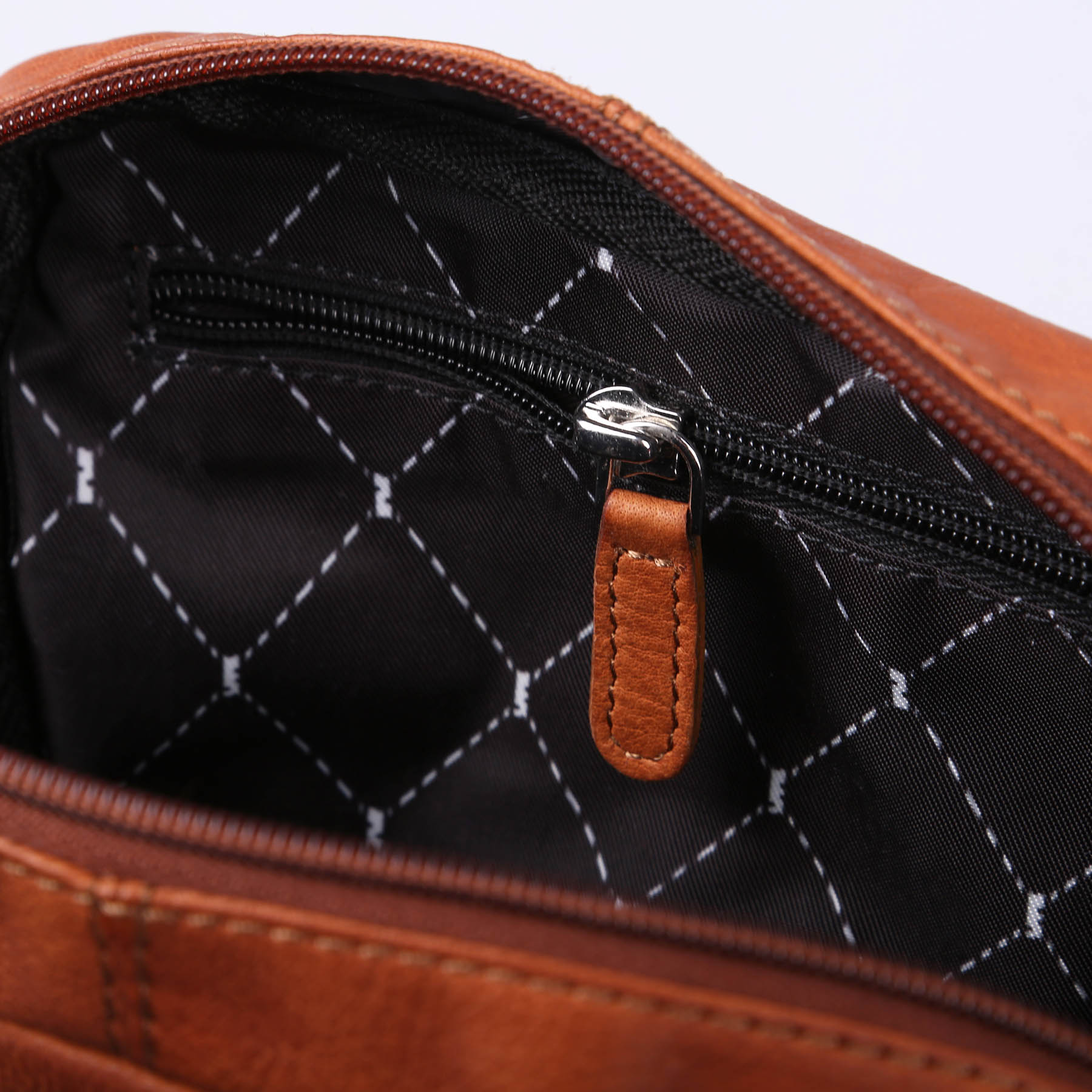 Picture of Brea Canyon Leather Cross Body Bag