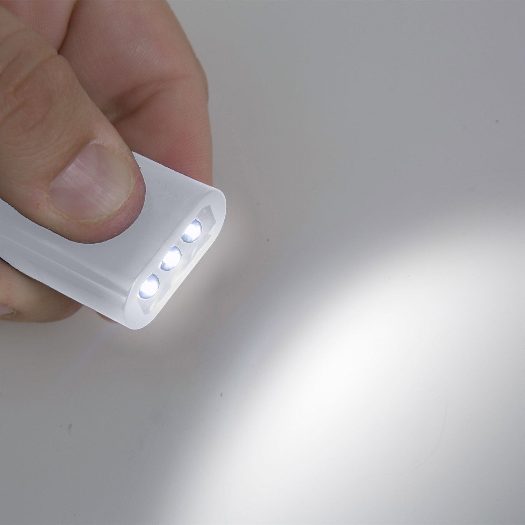 Picture of Clip On Pull-Apart Plastic Flashlight