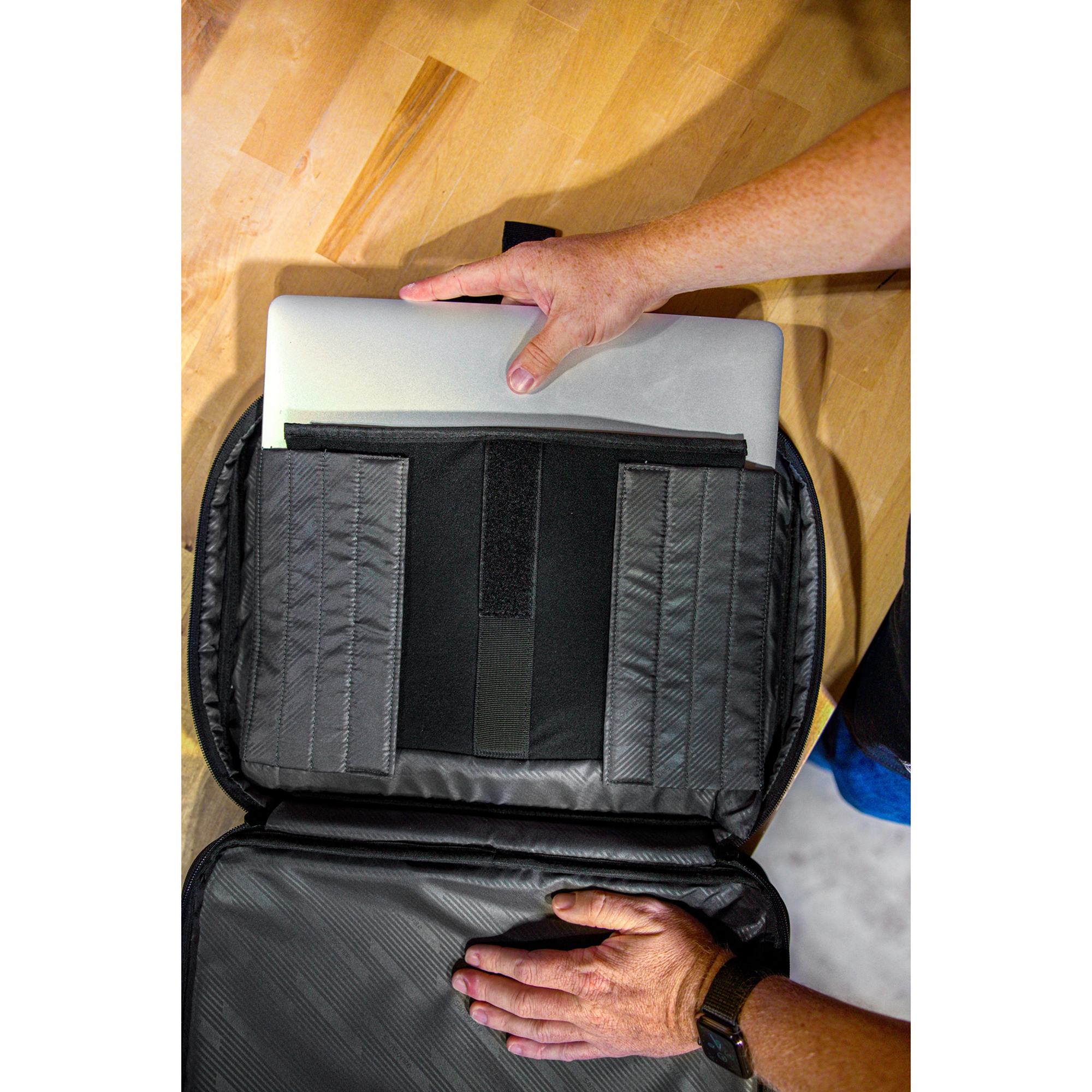 Picture of Samsonite Classic Business Perfect Fit Two Gusset Laptop Portfolio - Black