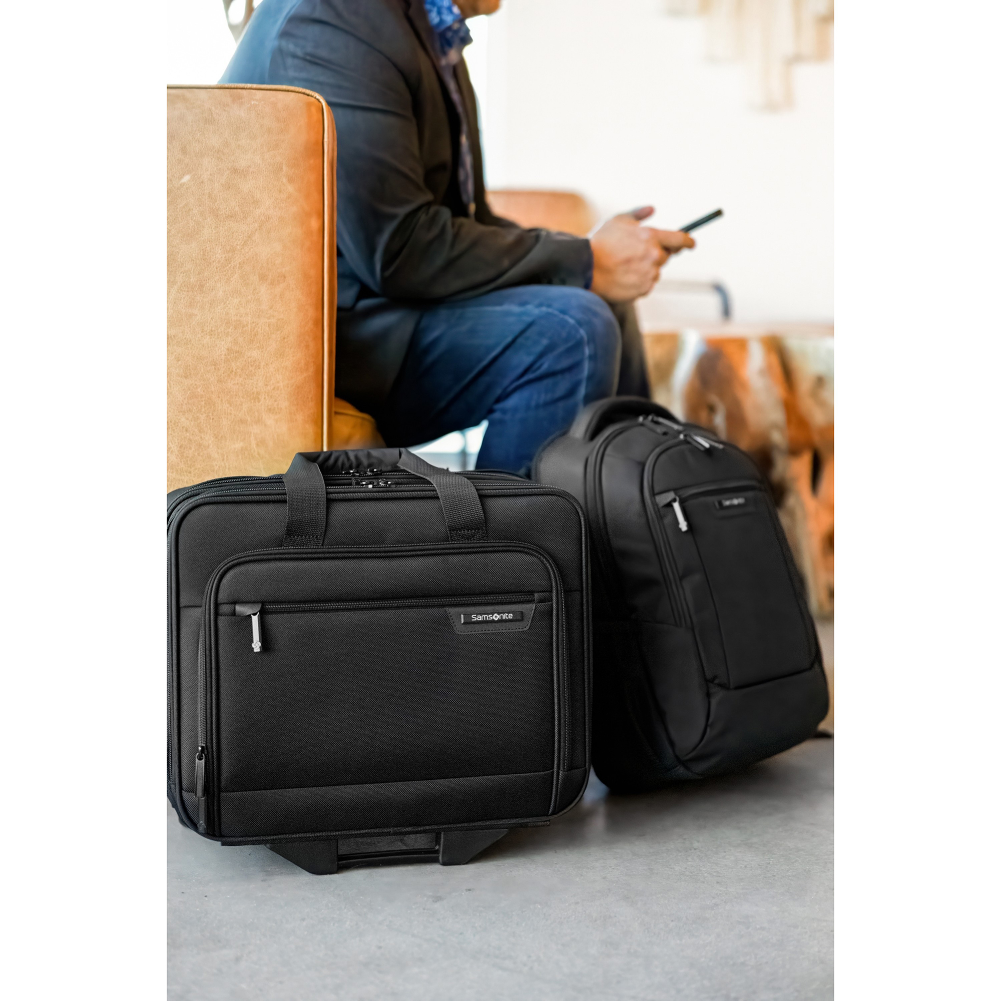 Picture of Samsonite Classic Business Perfect Fit Two Gusset Laptop Portfolio - Black