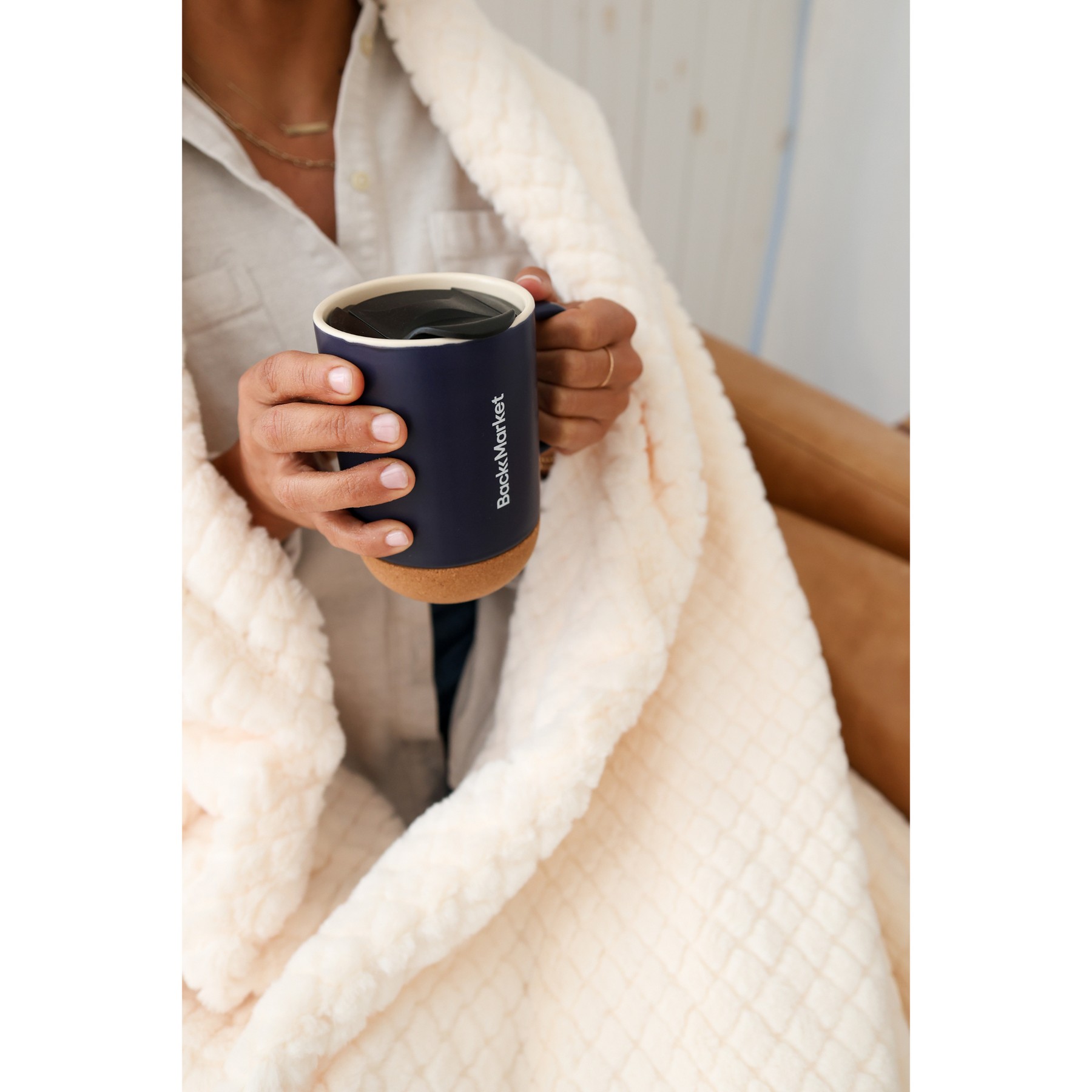 Picture of Valo Ceramic Lidded Mug - 14 Oz. - Matte Navy