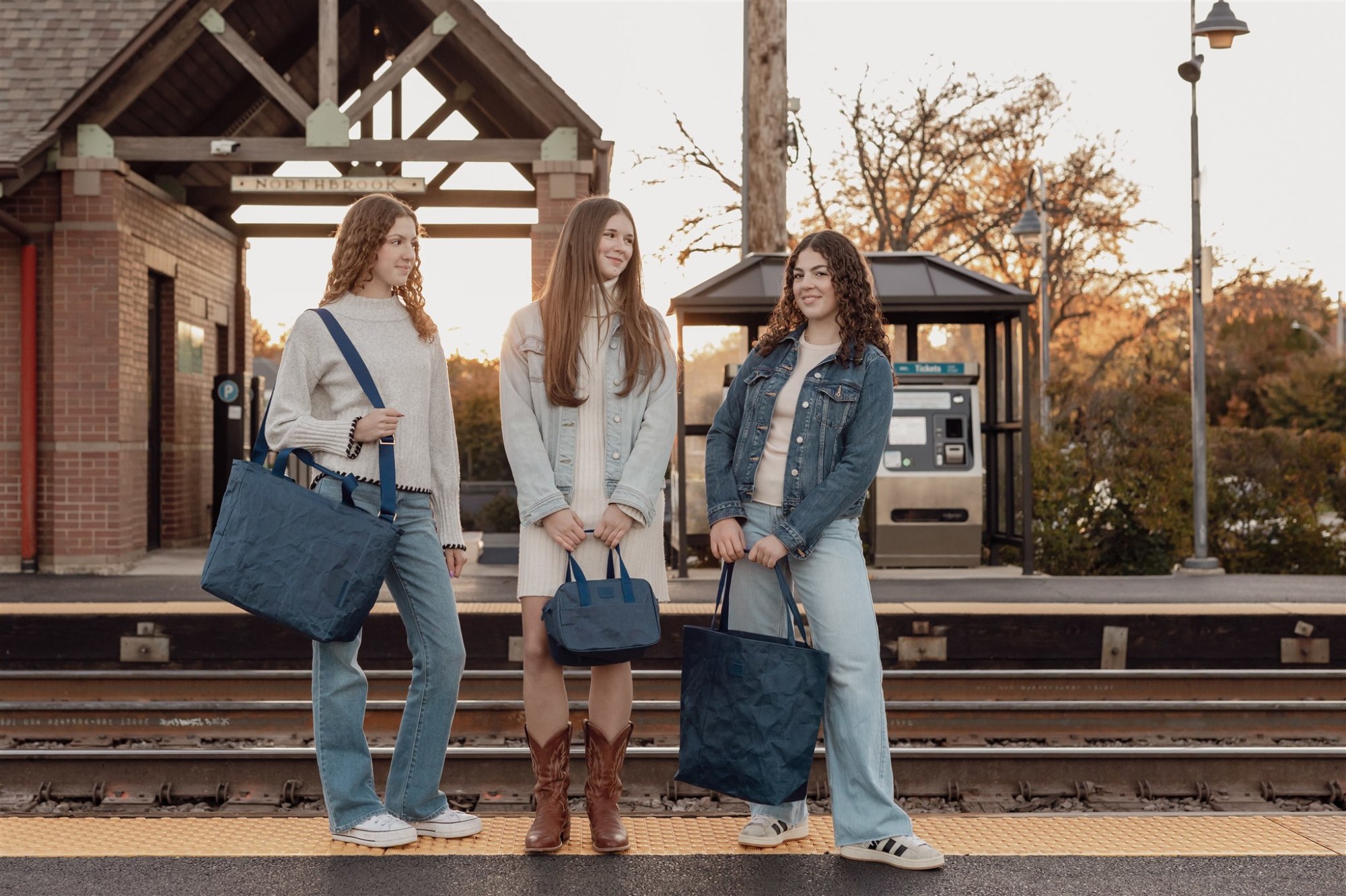 Picture of Out of the Woods Leo Lunch Cooler - Navy