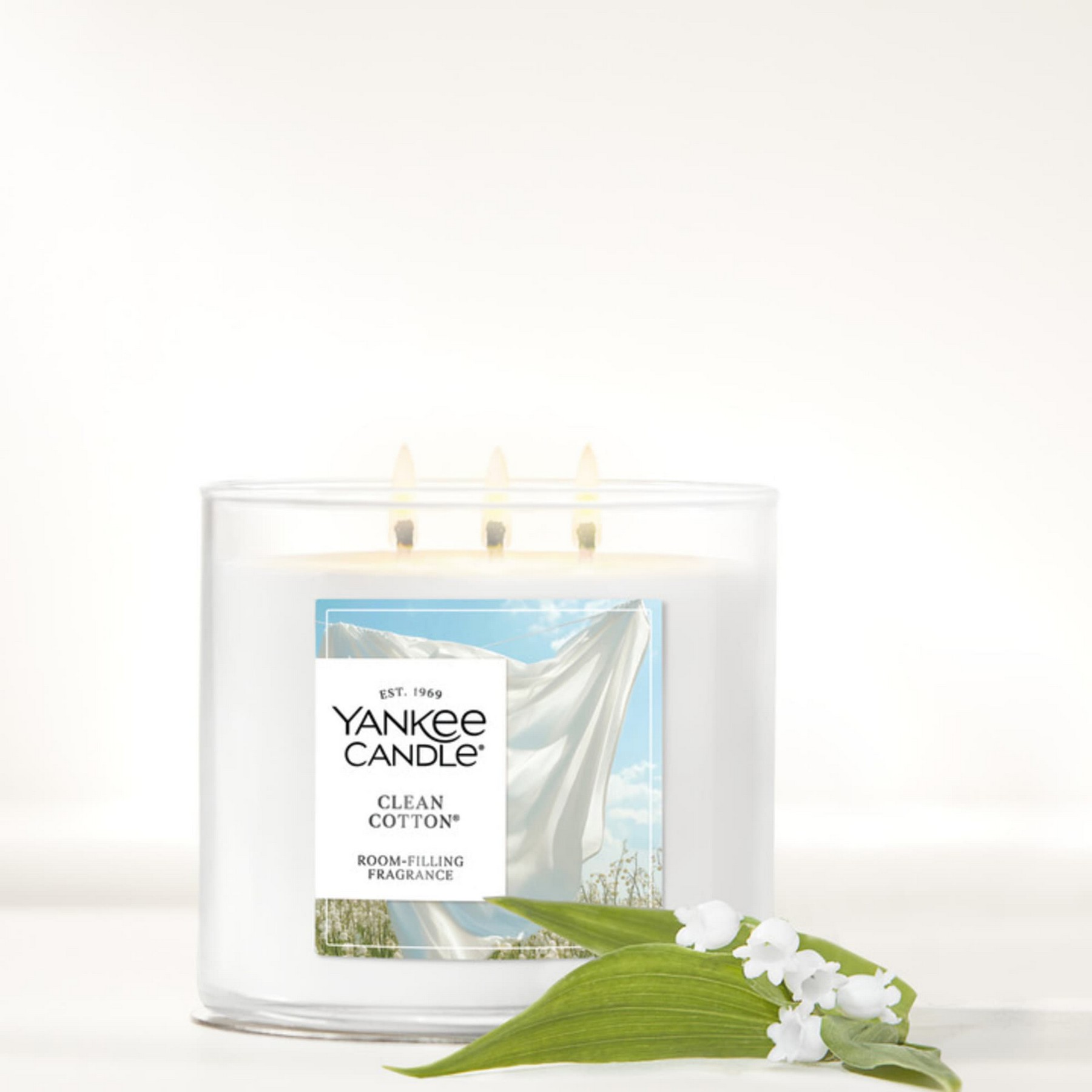 Picture of Yankee Candle 3-Wick Candle - Clean Cotton