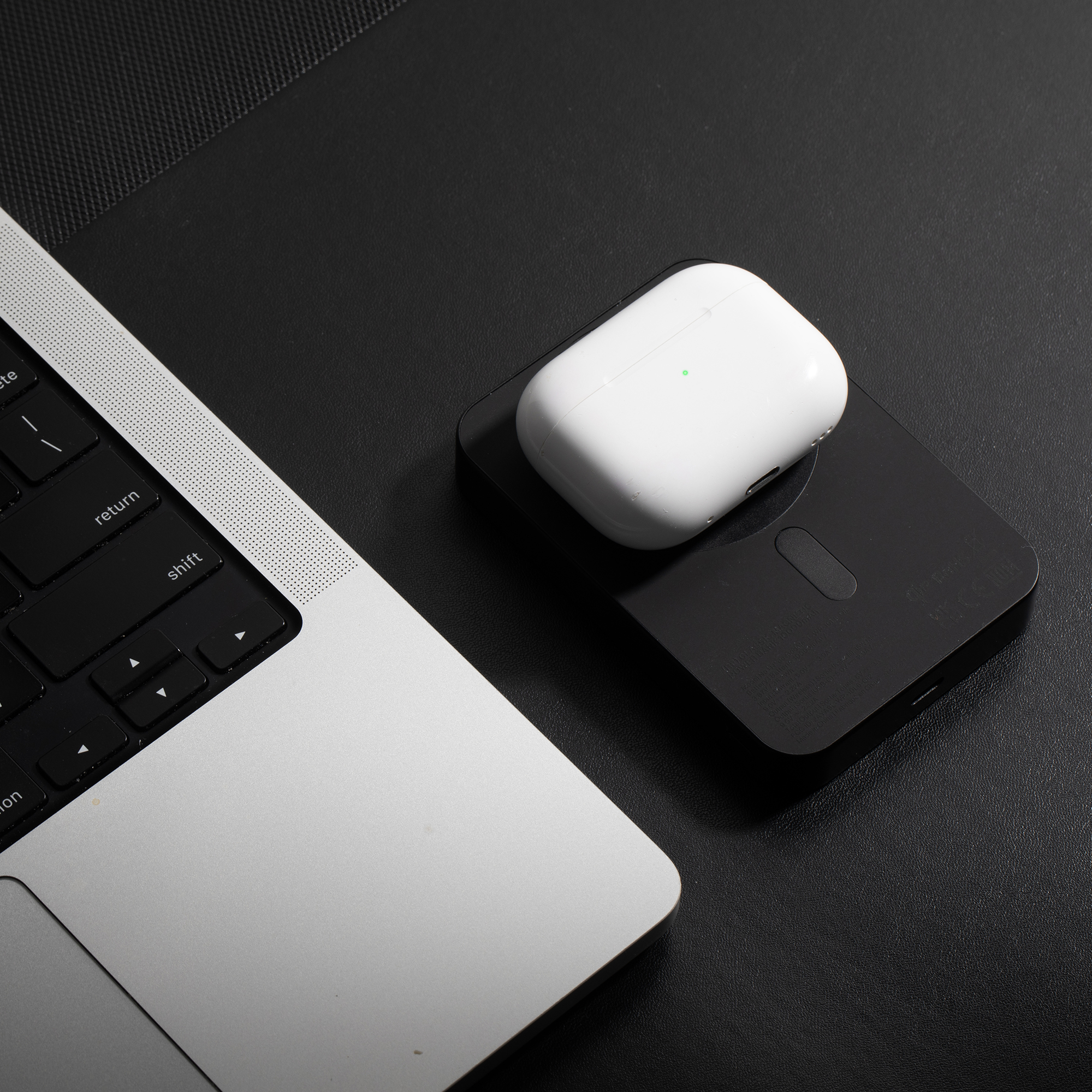 Picture of Native Union (RE)Classic Magnetic Power Bank 10000mAh - Black
