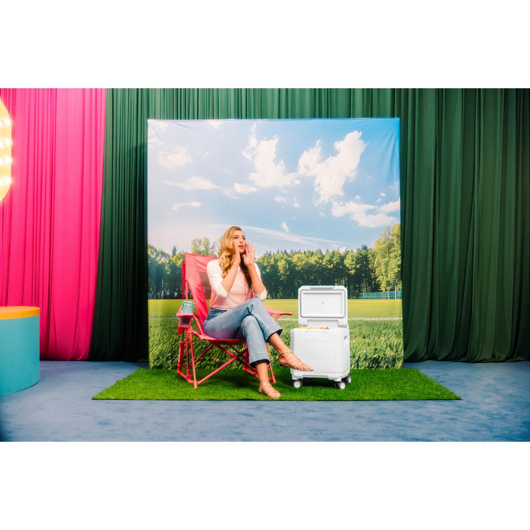Picture of Igloo Tag Along Spinner Cooler - White