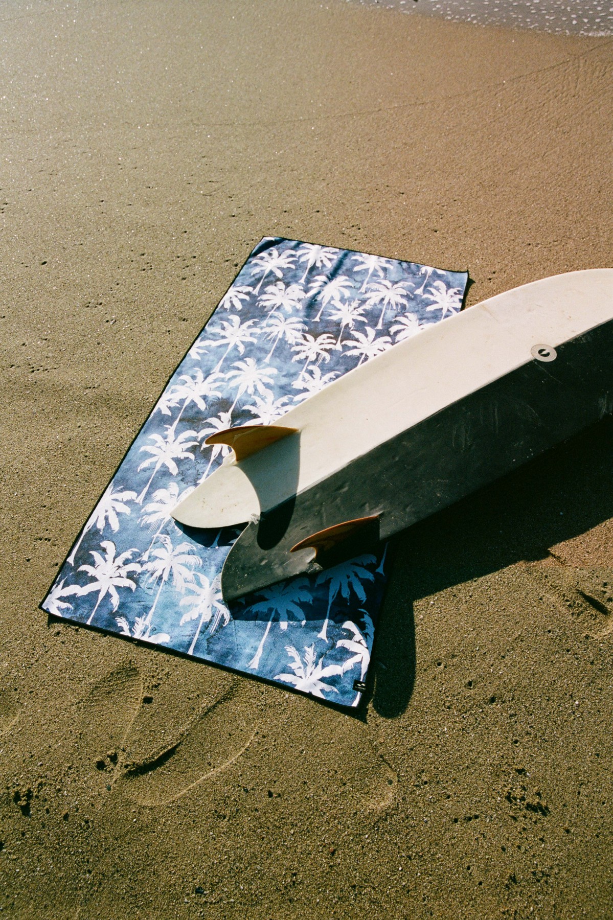 Picture of Slowtide Performance Quick-Dry Towel - Luca Palm Tie Die