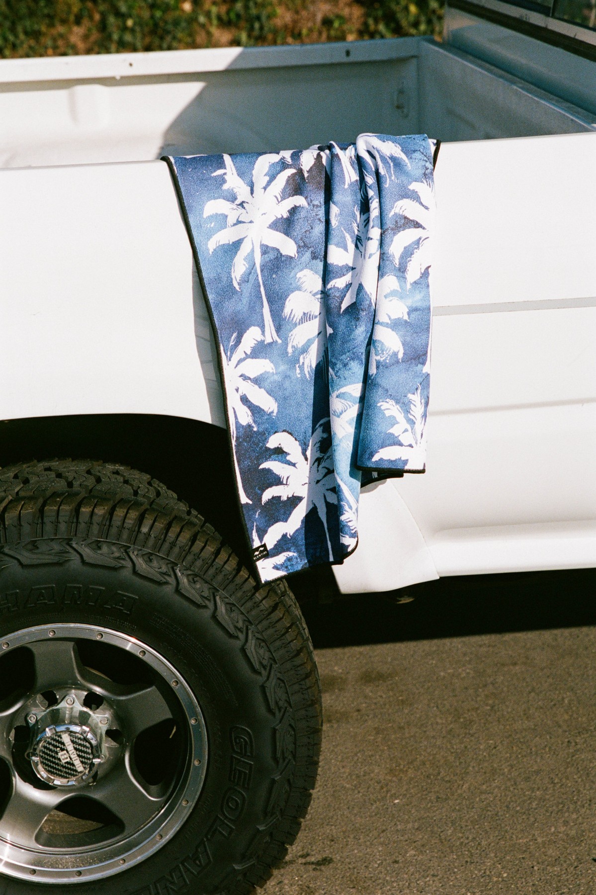 Picture of Slowtide Performance Quick-Dry Towel - Luca Palm Tie Die