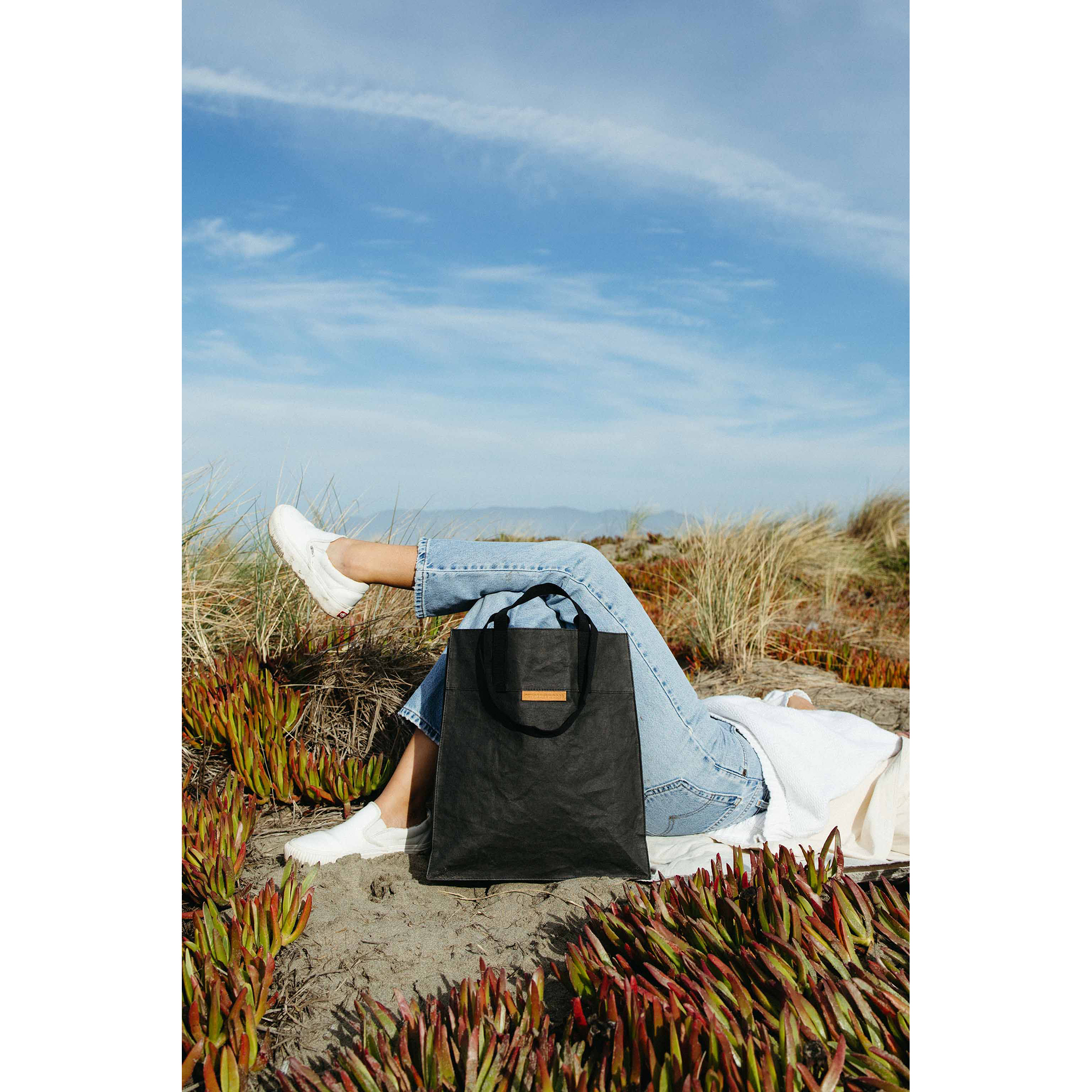 Picture of Out of the Woods City Tote - Ebony