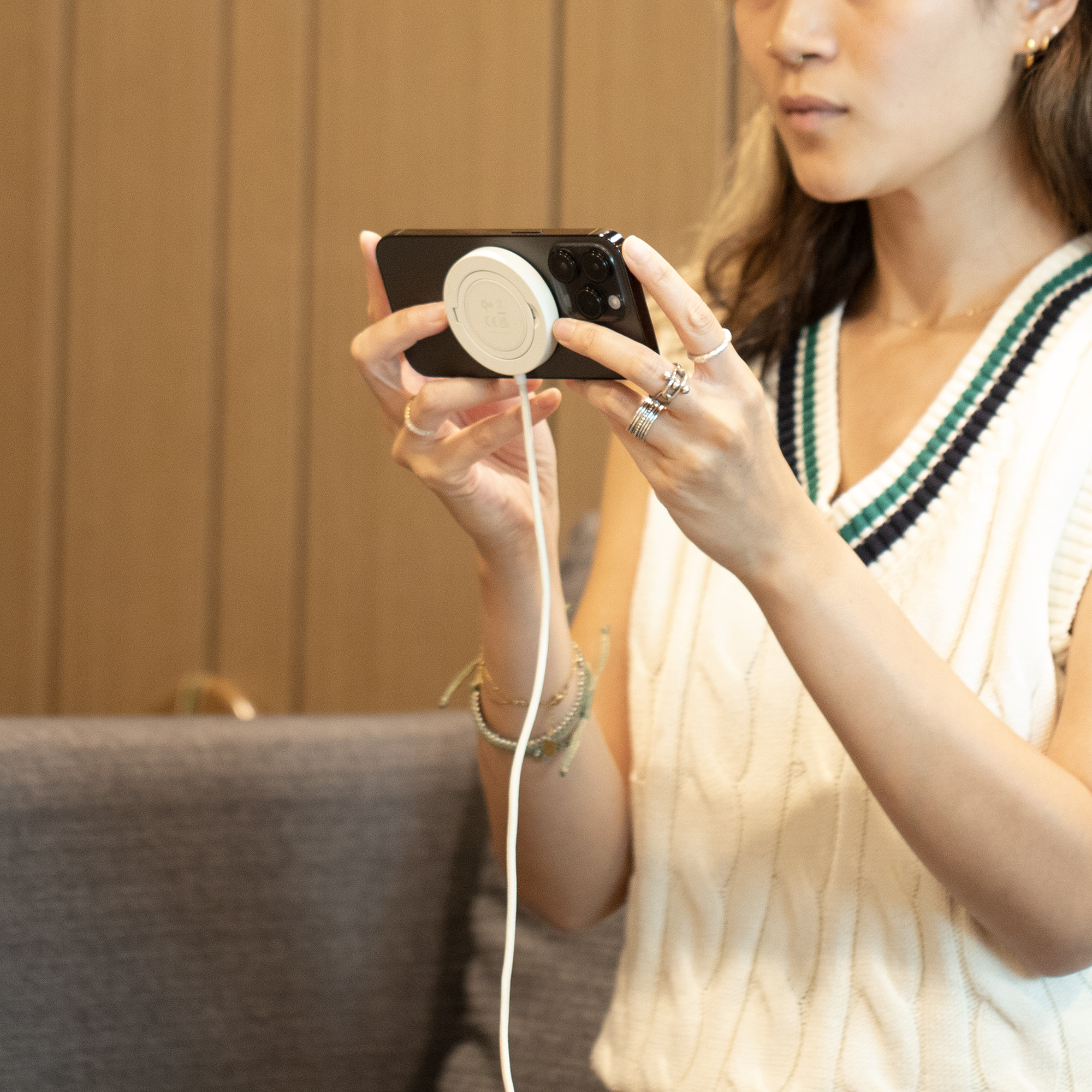 Picture of Native Union Snapstand Qi2 Wireless Charger - Sandstone