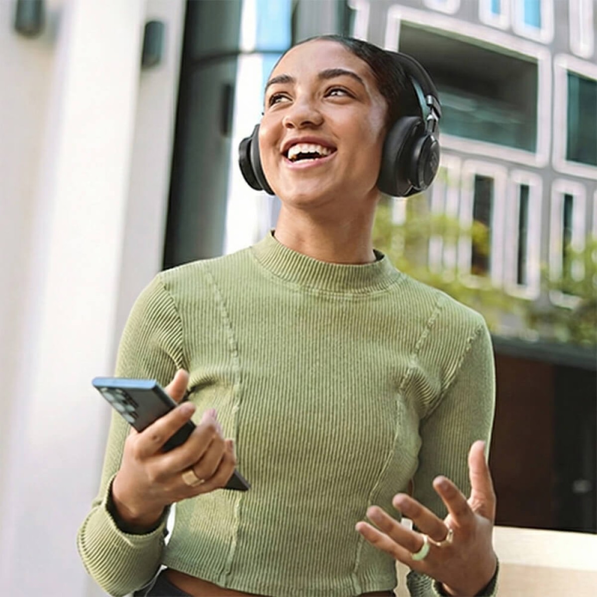 Picture of JBL Live 770NC headphones