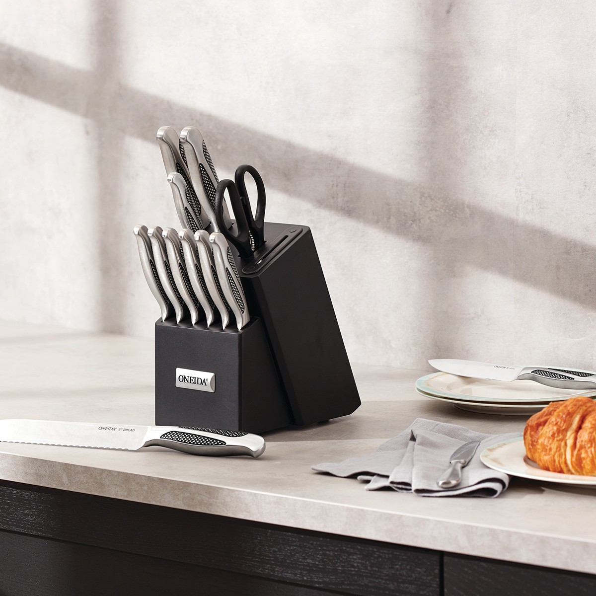 Picture of Oneida 14 Piece Knife Set with Built-in Sharpener