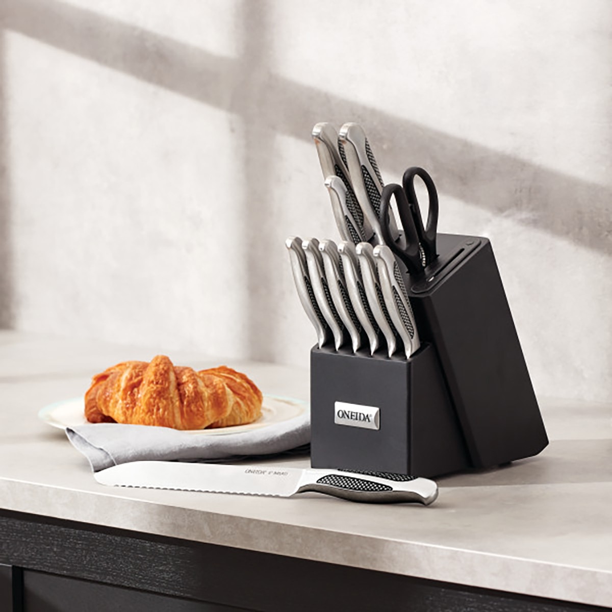 Picture of Oneida 14 Piece Knife Set with Built-in Sharpener