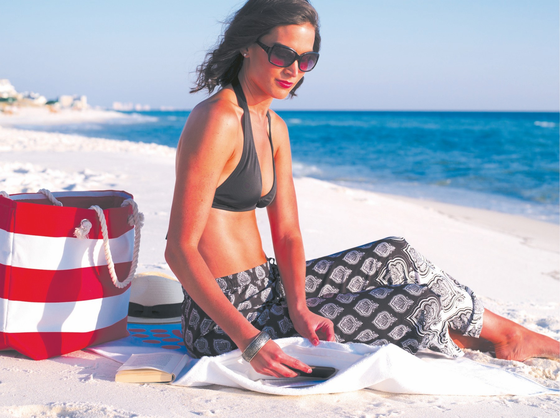 Picture of Kangaroo Hidden Pocket Beach Towel™